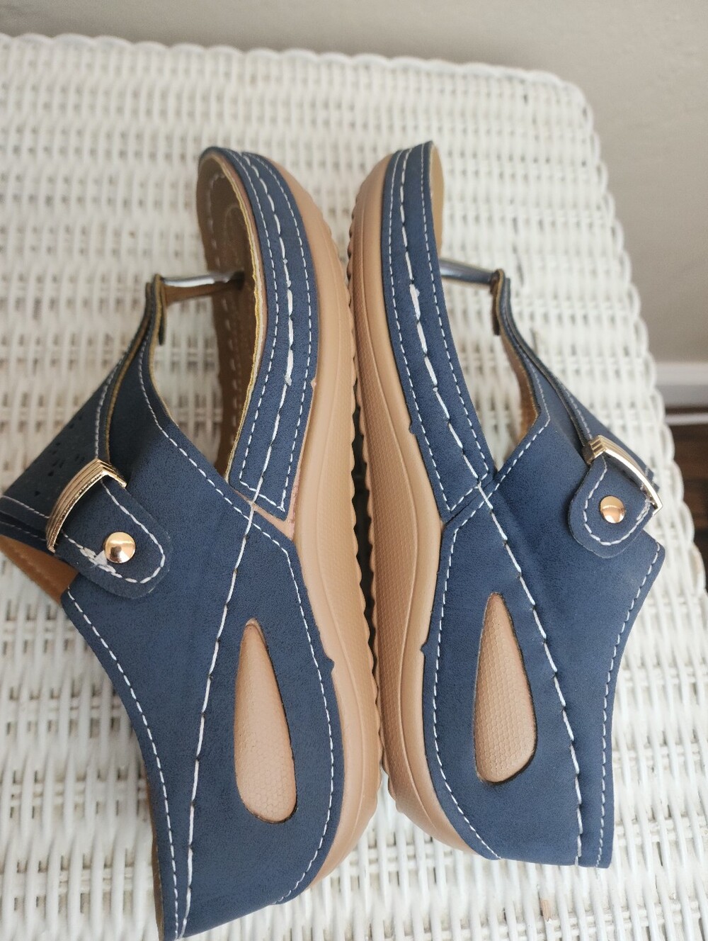 Blue Women's Navy Thong Sandals with Gold Accent Size 6 NWOT - Picture 6 of 7